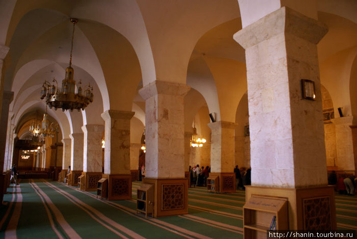 В молельном зале мечети Омейядов Алеппо, Сирия