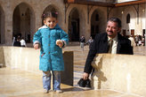 Отец с дочерью во дворе мечети Омейядов
