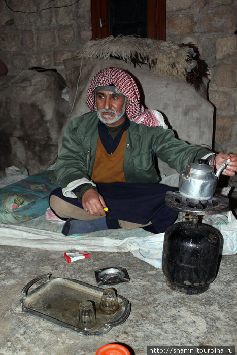 Старик охранник в своей маленькой сторожке угощает чаем Афамия, Сирия