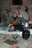 Старик охранник в своей маленькой сторожке угощает чаем
