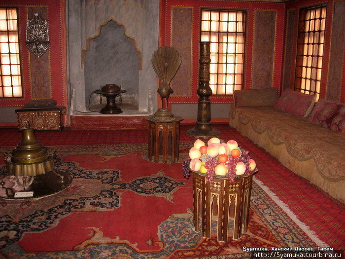Часть интерьера гостиной комнаты. Бахчисарай, Россия