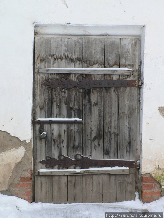 Древняя монастырская дверь. Старая Русса, Россия