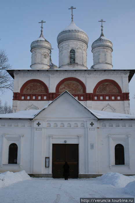 Действующая церковь св. Троицы 17 в., восстановленная в 19 веке. Старая Русса, Россия