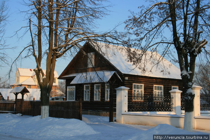 Многие дома в Старой Руссе очень живописны и вполне могли бы быть памятниками архитектуры конца 19 века. Старая Русса, Россия