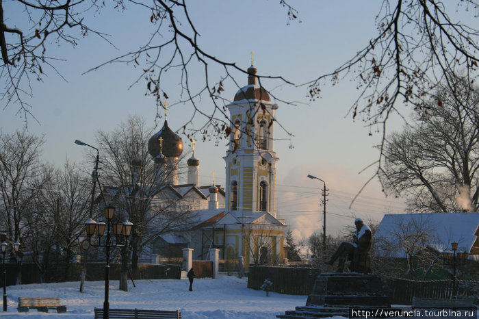 Никольская церковь и памятник Достоевскому. Старая Русса, Россия