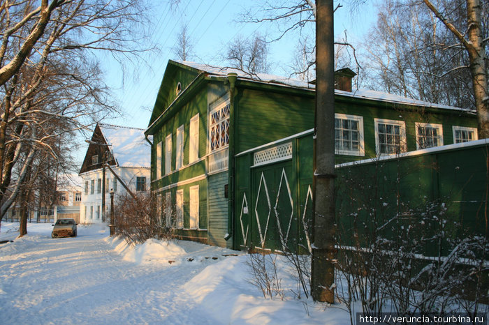 Неподалеку от нее на берегу реки находится дом, в котором 8 лет прожил Достоевский. Старая Русса, Россия