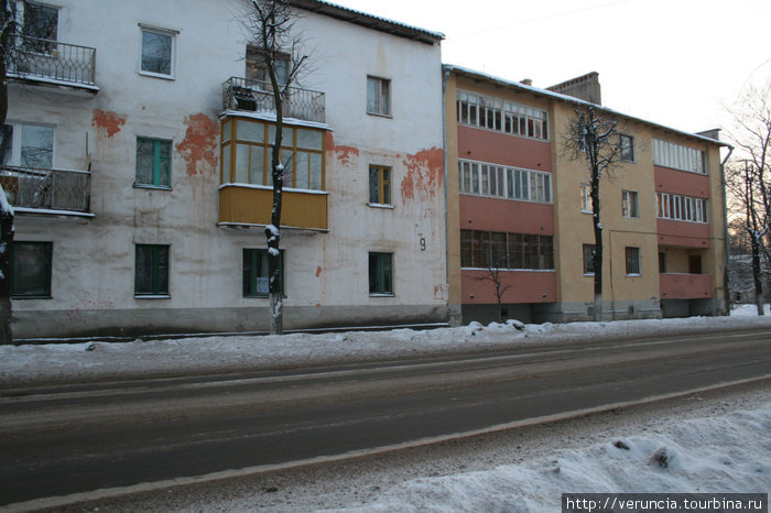 Улица города советского периода постройки. Старая Русса, Россия