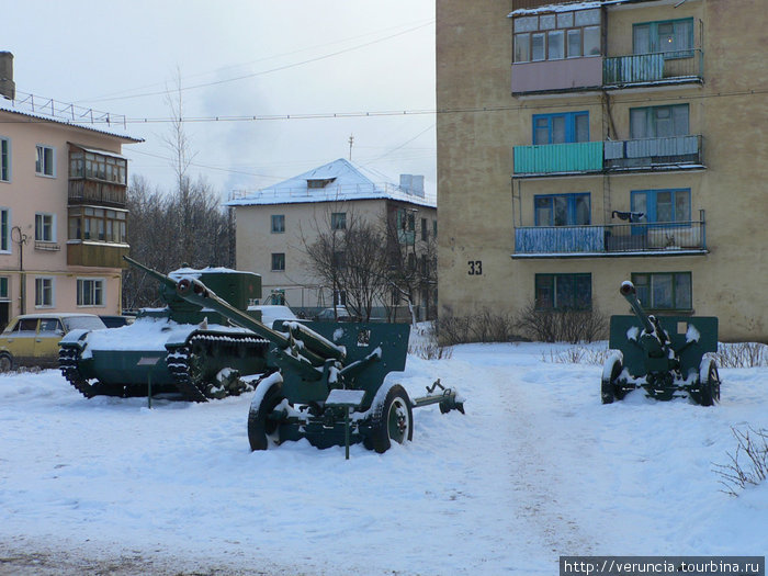 Танки и пушки рядом с жилыми домами. Старая Русса, Россия