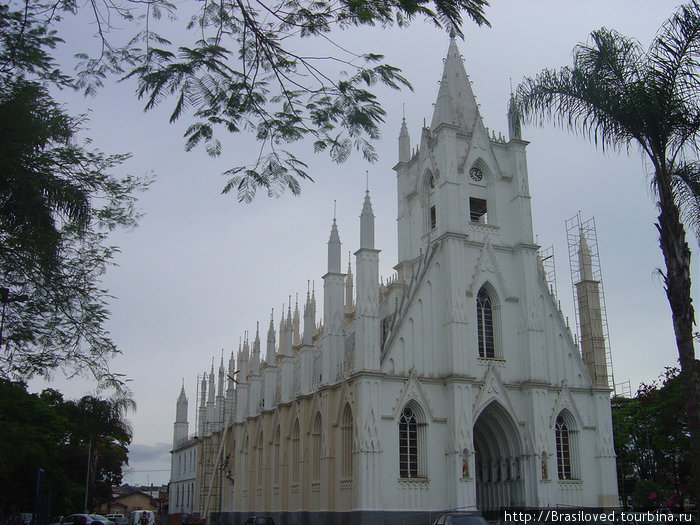 косметический ремонт церкви на площади Santa Teresinha