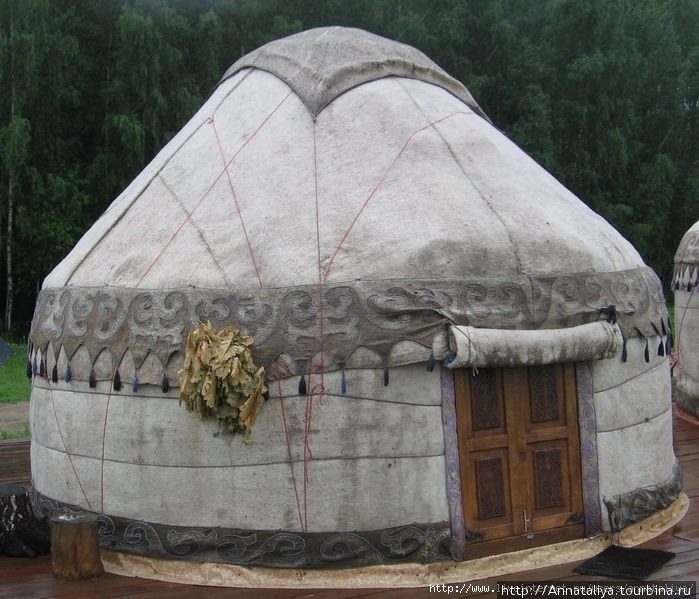 Жить в Этномире можно в собственных палатках, за установку коих этномировцы хотят от 500 рублей или снять юрту или сибирский домик.  Вот так выглядит юрта. Боровск, Россия
