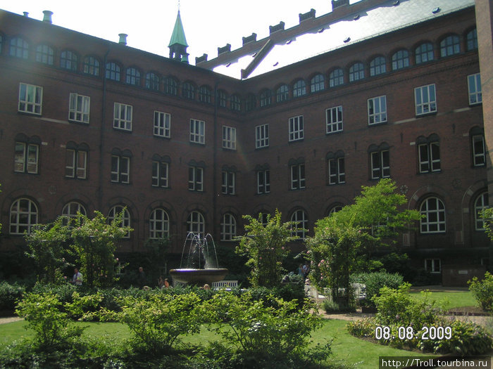 Внутренний дворик ратуши. Масса народу, видавшая только фасад, никогда об этом дворе и не слыхала Копенгаген, Дания