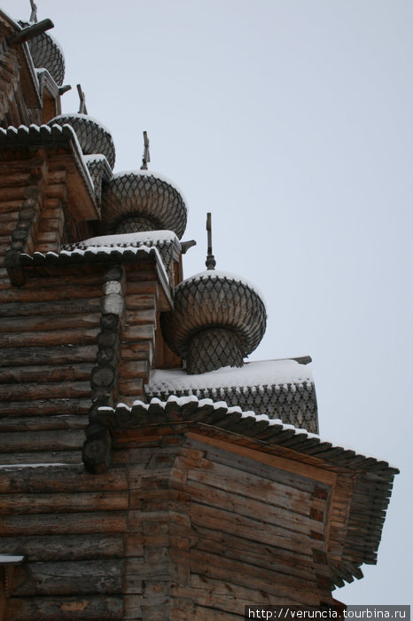Купола отделанные лемехом — главное украшение храма. Санкт-Петербург, Россия