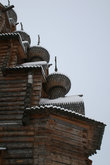 Купола отделанные лемехом — главное украшение храма.