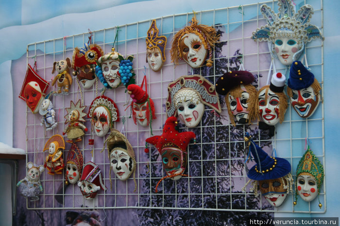 И карнавальные маски. Санкт-Петербург, Россия