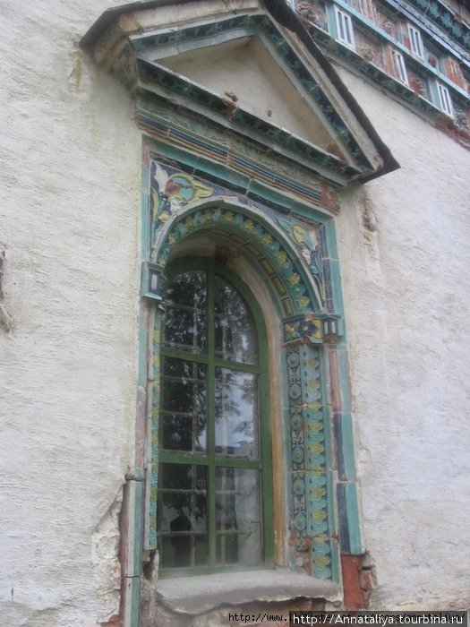 Изразцы в украшении окна Снегири, Россия