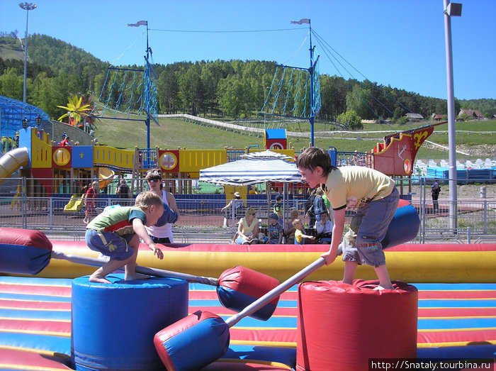 Летом работает детская площадка Красноярск, Россия