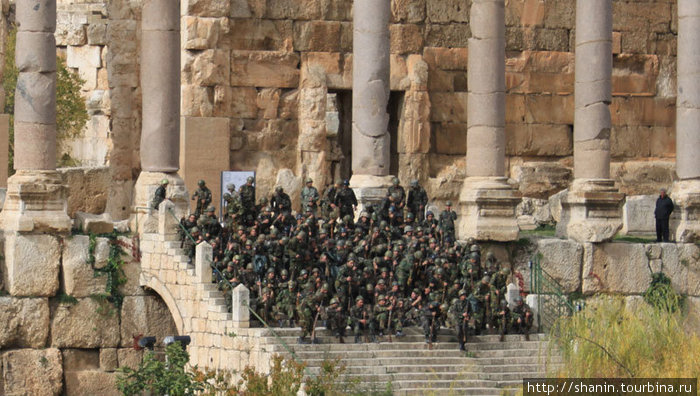 Солдаты на ступенях храма Провинция Бекаа, Ливан