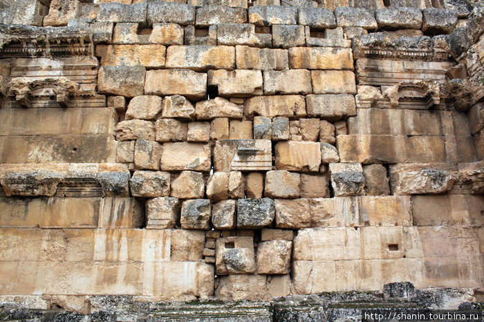 Пролом в стене заделали камнями Провинция Бекаа, Ливан