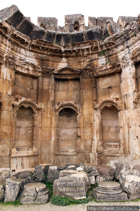 Ниши в первом дворе храмового комплекса Провинция Бекаа, Ливан