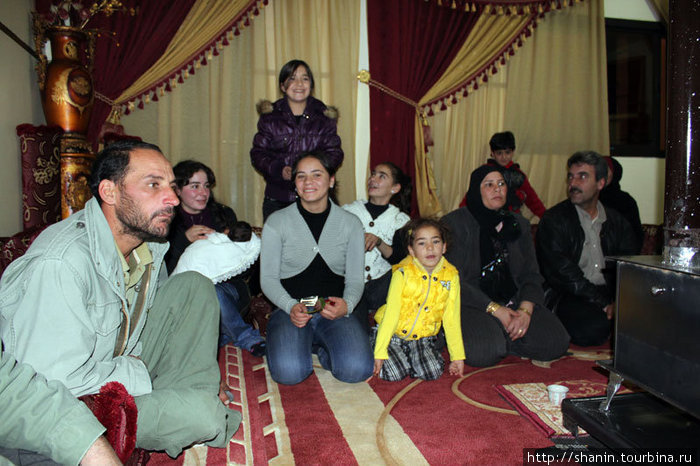 Соседи, родственники и знакомые пришли пообщаться с иностранцами Провинция Бекаа, Ливан