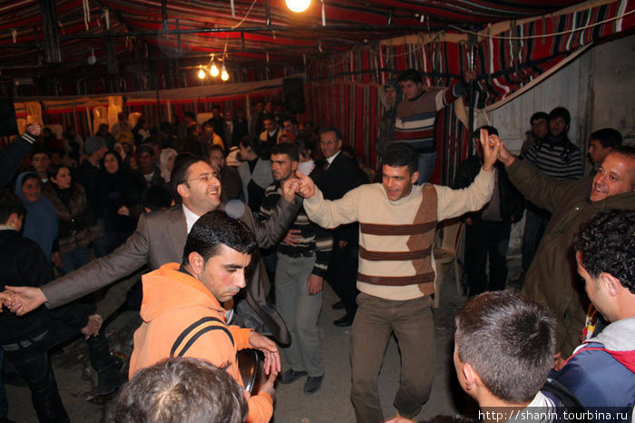 И все эти люди не пили ни капли спиртного! Совершенно безалкогольная свадьба. Провинция Бекаа, Ливан