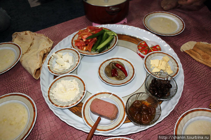 Обычный завтрак в ливанской семье Провинция Бекаа, Ливан