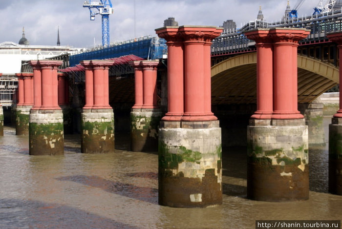 Опоры моста на Темзе Лондон, Великобритания