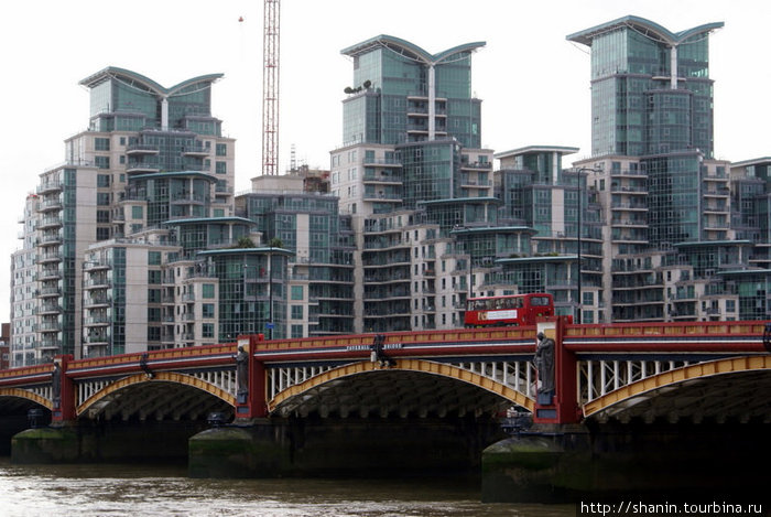 Современные дома за мостом Лондон, Великобритания