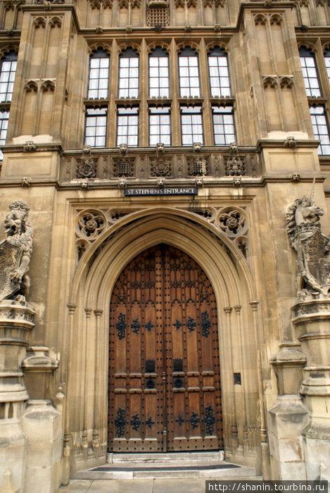 Один из входов в Парламент Лондон, Великобритания