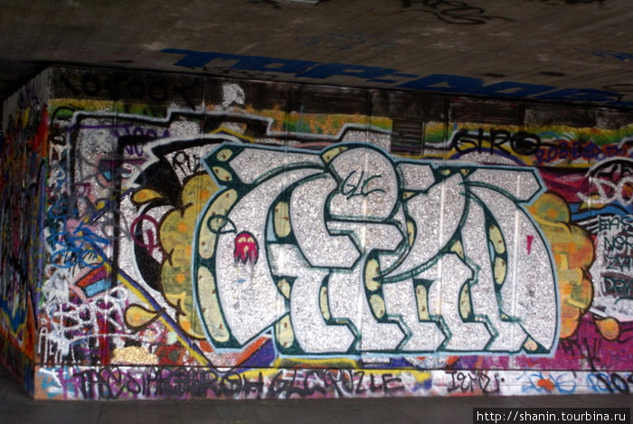 Граффити по мостом Лондон, Великобритания