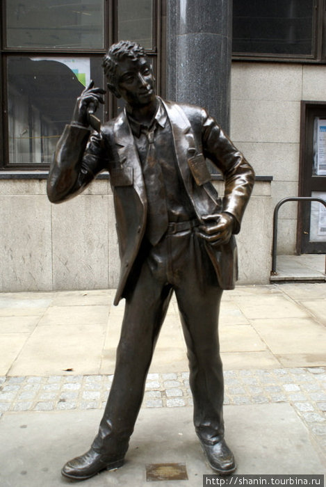 Памятник мобильному телефону — устаревшей конструкции Лондон, Великобритания
