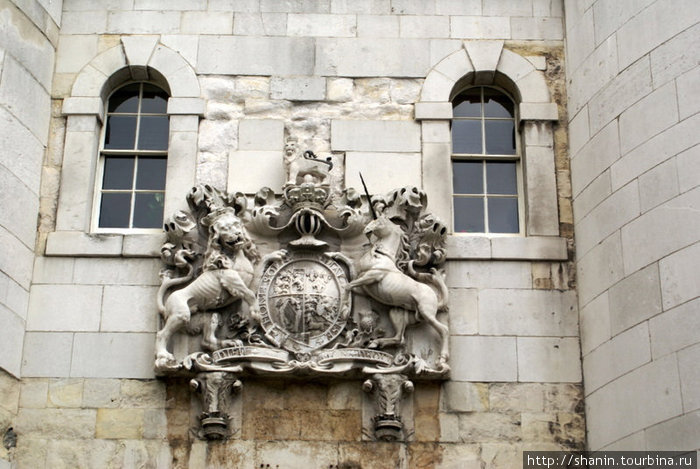 Герб на стене Тауэра Лондон, Великобритания