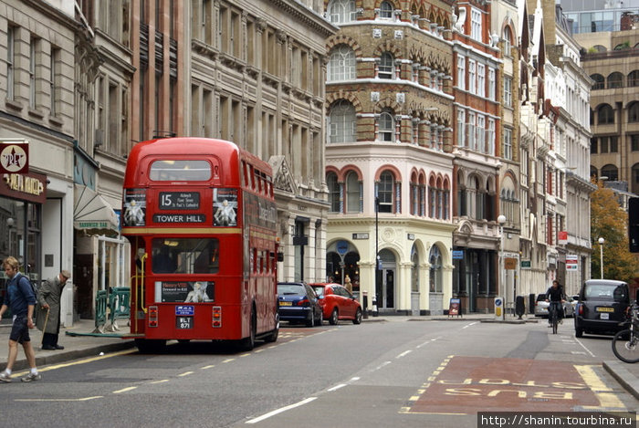 Автобус на улице в центре Лондона Лондон, Великобритания