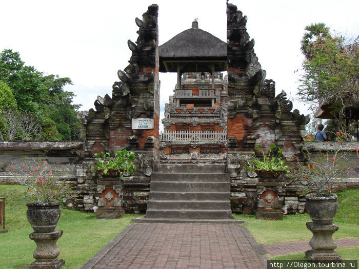 Ворота в храм Бали, Индонезия