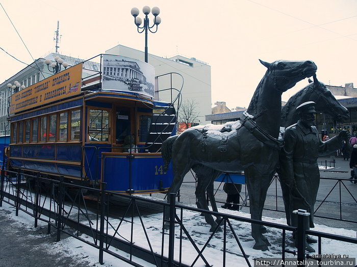 Памятник конке у метро Василеостровская Санкт-Петербург, Россия