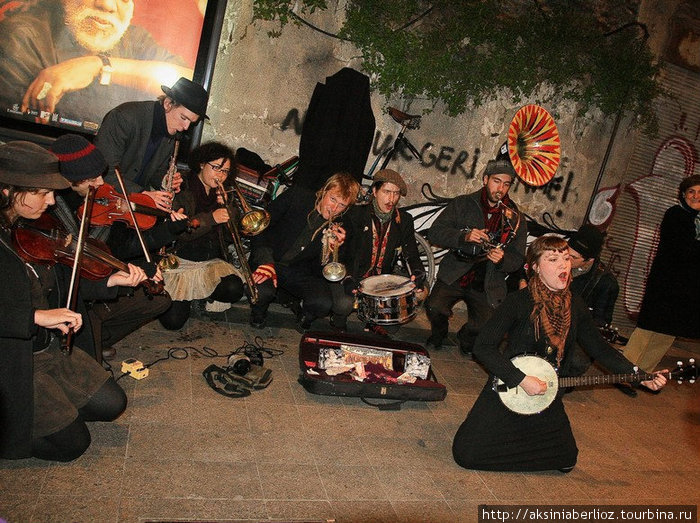 вот так вот запросто на ночных улицах в Бейоглу распевают джаз-банды из Нового Орлеана Стамбул, Турция