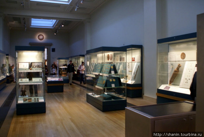 В зале с экспонатами Британского музея Лондон, Великобритания