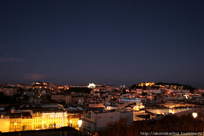 вид на ночной Лиссабон с панорамы Лиссабон, Португалия