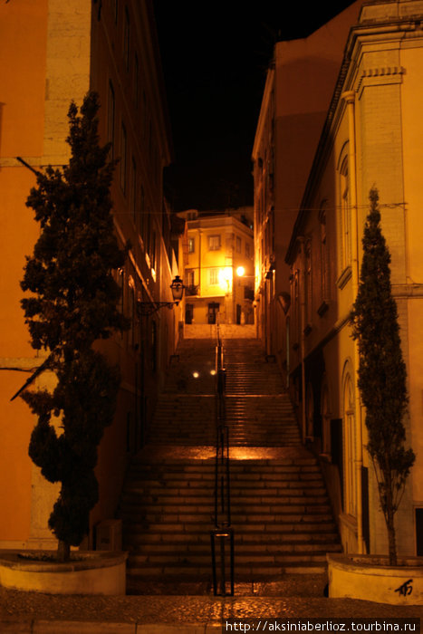 ночная улица в Байрру Алту Лиссабон, Португалия