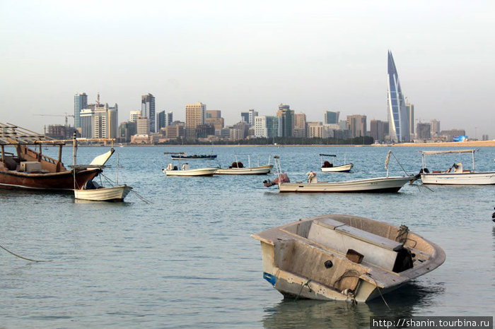 Вид на Манама-сити через пролив Манама, Бахрейн
