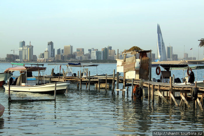 Мостки к лодкам — море здесь очень мелкое Манама, Бахрейн