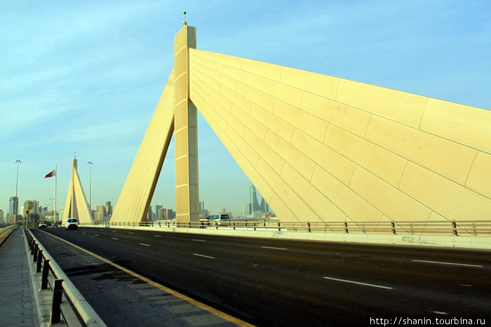 На мосту по пути из аэропорта в столицу Бахрейна Манама, Бахрейн