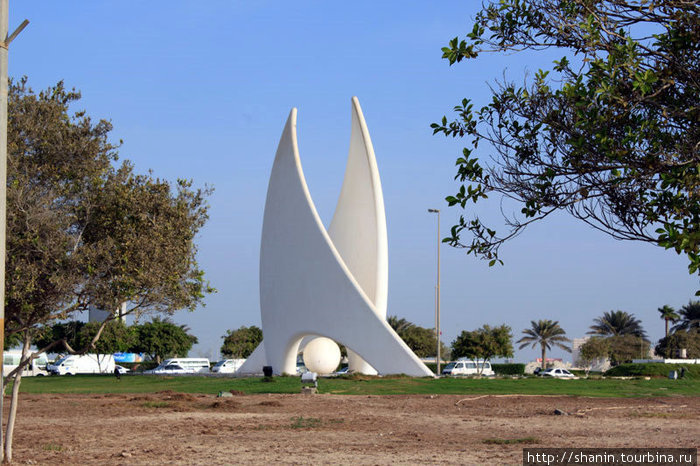 Памятник на берегу пролива Манама, Бахрейн