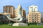 Памятник на берегу