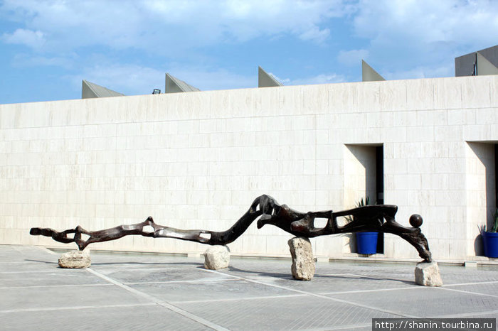 Статуя перед фасадом Национального музея Манама, Бахрейн
