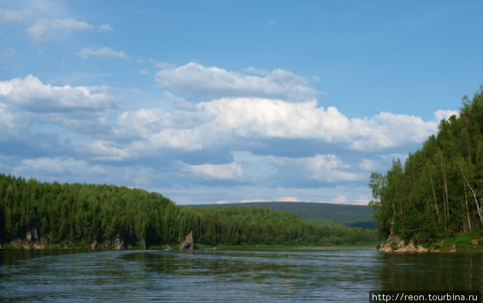 Проплывая по реке Илыч Республика Коми, Россия