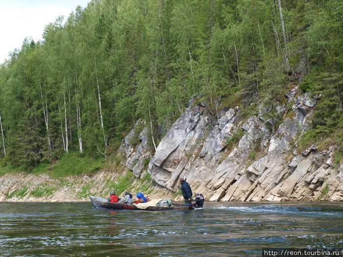 Проплывая по реке Илыч Республика Коми, Россия