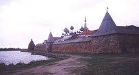 Спасо-Преображенский Соловецкий монастырь. Поражаешься размером камней, из которых сложены его стены. Каким образом монахи их перемещали без помощи подъемных кранов — остается для меня загадкой