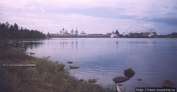 Вид на Соловецкий монастырь со стороны Святого озера Соловецкие острова, Россия