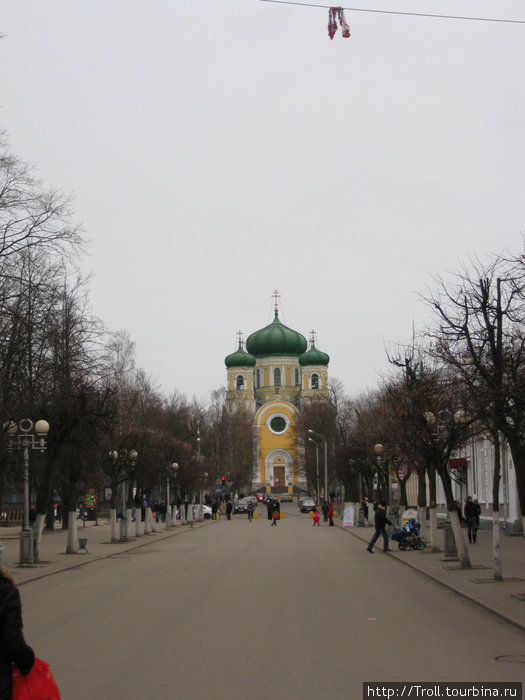 Церковь, красиво завершающая панораму главной пешеходной улицы города Гатчина, Россия